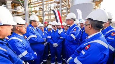 وزير البترول والثروة المعدنية يتفقد الوحدات الإنتاجية لشركة القاهرة لتكرير البترول ويجري حوارًا مع العاملين