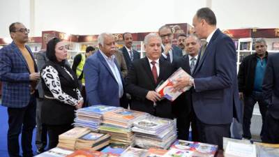 رئيس "الوطنية للصحافة" يتفقد أجنحة المؤسسات القومية في معرض الكتاب