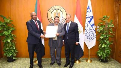 وزير الخارجية ونظيره السوداني يشاركان في احتفالية تكريم الفريق الطبي المصري المشارك في القافلة الطبية إلى السودان