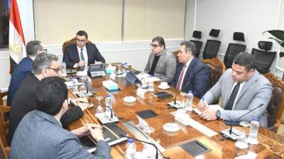 وزير الإسكان يعقد اجتماعًا لمتابعة ملفات عمل الهيئة العامة للتنمية السياحية