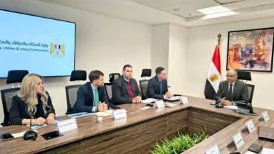 نائب وزير الإسكان يبحث مع تحالف شركتي "ايميا باور" الإماراتية و "كوكس واتر" الإسبانية فرص التعاون في مجال إنشاء وتشغيل محطات تحلية مياه البحر