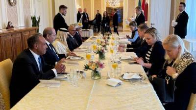 وزير الخارجية يبحث مع رئيس وزراء سلوفينيا التطورات الإقليمية والدولية إلى جانب وزراء خارجية السعودية والأردن والبحرين ووزير الدولة القطري للشئون الخارجية