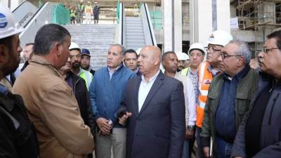 وزير النقل يتفقد مواقع العمل بالخط الأول من شبكة القطار الكهربائي في المسافة من العلمين حتى الإسكندرية 