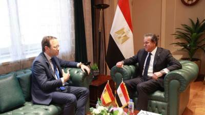 نائب رئيس الوزراء وزير الصحة يستقبل السفير الإسباني لبحث تعزيز التعاون الصحي