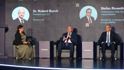 وزير الصناعة والنقل يستعرض خلال فعاليات الجلسة النقاشية: 125 عامًا من التقدم: