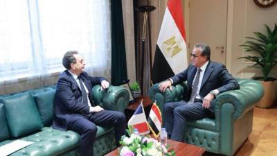 نائب رئيس الوزراء وزير الصحة يستقبل السفير الفرنسي لبحث تعزيز التعاون الصحي