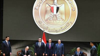 رئيس الوزراء يشهد مراسم توقيع ثلاث اتفاقيات تعاون وشراكة إستراتيجية بين المُطور الرئيسي للمشروع وعددٍ من الشركاء الدوليين