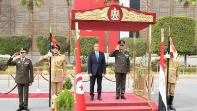 الفريق أول عبدالمجيد صقر يلتقي وزير الدفاع التونسي لبحث تعزيز التعاون العسكري بين البلدين