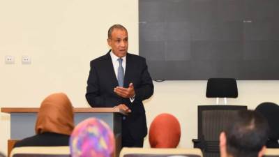 عقب اليمين.. وزير الخارجية يتفقد سير العمل بقطاع التعاون الدولي ويؤكد على التكامل بين الملفات السياسية والاقتصادية