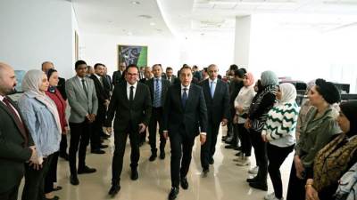 رئيس الوزراء يمر على الموظفين بجميع قطاعات مجلس الوزراء عقب حلف الوزراء الجدد اليمين الدستورية