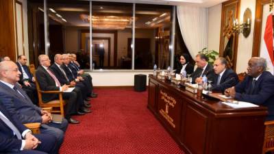 وزير الخارجية يجتمع بقيادات الوزارة ويؤكد أهمية مواصلة تطوير الأداء