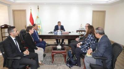 وزير الزراعة يبحث مع وفد دنماركي سبل التعاون وتعزيز الاستثمارات في الإنتاج الحيواني والطب البيطري