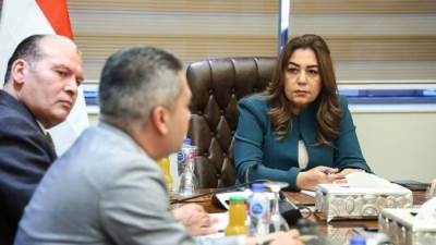 وزيرة التنمية المحلية والبيئة تعقد اجتماعاً مع عدد من قيادات الوزارة لمتابعة بعض الملفات