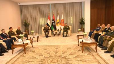 رئيس أركان حرب القوات المسلحة يعود إلى أرض الوطن عقب إنتهاء زيارته الرسمية لدولة ليبيا