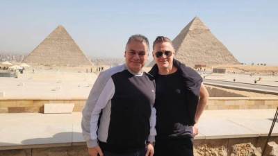 الفنان العالمي براين آدمز وأسرته يزورون منطقة أهرامات الجيزة