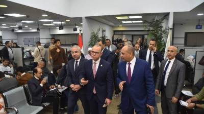 وزير الاستثمار والتجارة يقوم بجولة تفقدية بمركز خدمات المستثمرين بالهيئة العامة للاستثمار والمناطق الحرة