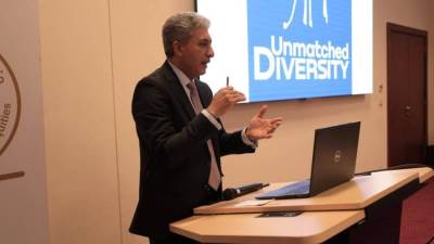 وزير السياحة يعقد اجتماعاً لمناقشة الاستراتيجية الترويجية للوزارة للعام المالي 2026- 2027