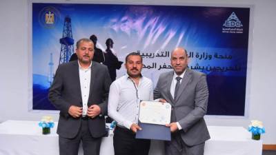 وزير العمل يُسلِّم شهادات اجتياز الدورات التدريبية المجانية لشباب بمركز تدريب شركة الحفر المصرية