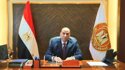 وزير العمل يتواصل هاتفيًا مع أسر العمال ضحايا الحادث المأساوي على طريق جنوب مدينة بورسعيد