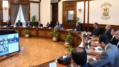 رئيس الوزراء يوجه المحافظين بالعمل جديا على تعزيز التواصل مع أعضاء الهيئات البرلمانية للمحافظات في إطار التكامل بين السلطتين التشريعية والتنفيذية