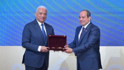 السيسي يكرّم الفريق أول عبد المجيد صقر ويمنحه نوط الجمهورية من الطبقة الأولى