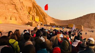 الشمس تتعامد على وجه تمثال الملك رمسيس الثاني بمدينة أبوسمبل جنوب أسوان لمدة 22 دقيقة