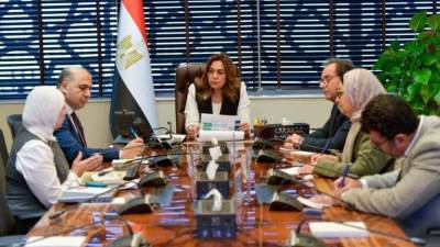وزيرة التنمية المحلية والبيئة تتابع آخر مستجدات جهود وإجراءات الوزارة للحد من استخدام الأكياس البلاستيكية