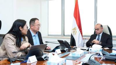  وزير الاستثمار والتجارة الخارجية يلتقي مسؤولي مجموعة "هيميلي" الصينية لبحث فرص إقامة مشروع صناعي فى مصر لإنتاج قوالب الإطارات والمكونات الصناعية