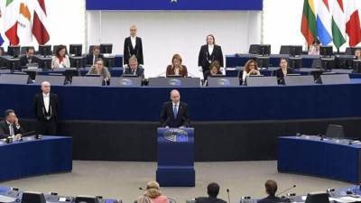 البرلمان الأوروبي يجمّد اتفاق التجارة مع الولايات المتحدة بعد أحدث رسوم جمركية لترامب