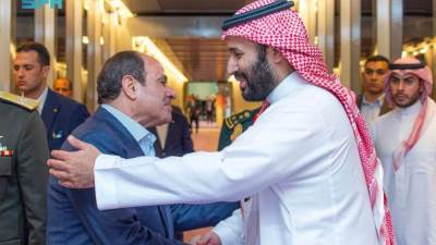 الرئيس السيسي يغادر جدة و ولي العهد السعودي في مقدمة مودعيه