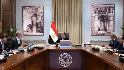 رئيس الوزراء يستعرض مستجدات عددٍ من مشروعات وملفات عمل وزارة البترول