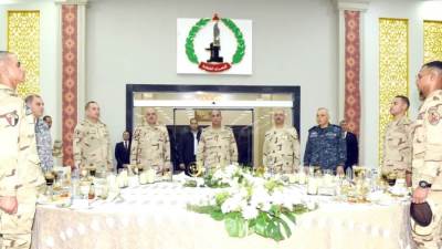 وزير الدفاع والإنتاج الحربى يشارك عدد من مقاتلى القوات المسلحة بقيادة الجيش الثانى الميدانى تناول وجبة الإفطار