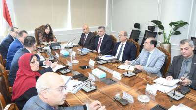 وزيرة الإسكان تبحث مع رئيس "التنمية الحضرية" آخر إجراءات تشغيل "حديقة تلال الفسطاط" وموقف عدد من المشروعات المشتركة