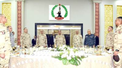 الفريق أشرف سالم زاهر القائد العام للقوات المسلحة وزير الدفاع والإنتاج الحربى يشارك عدداً من مقاتلى القوات المسلحة بقيادة الجيش الثانى الميدانى تناول وجبة الإفطار