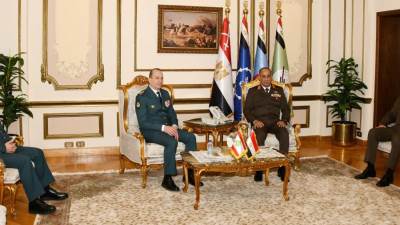 الفريق أشرف سالم زاهر القائد العام للقوات المسلحة وزير الدفاع والإنتاج الحربى يلتقى قائد الجيش اللبنانى 