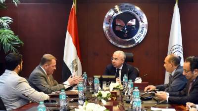 هيئة الاستثمار والمناطق الحرة وشركة جارديان جلاس يبحثان خطط توسع الشركة في مصر