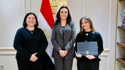 وزيرة التضامن تكرم فريق عمل الوزارة بمعرض" Surajkund International Crafts Mela" بالهند