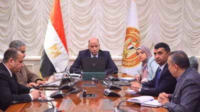 وزير العمل لمكاتب التمثيل العمالي بالخارج: "معكم لحظة بلحظة للاطمئنان على العمال المصريين.. والأحداث الراهنة تتطلب تكثيف المتابعة والرصد"