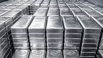 «مركز الملاذ الآمن»: الفضة ترتفع 1.2% محليًا و11% عالميًا خلال فبراير بدعم الطلب الاستثماري