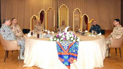 وزير الدفاع والإنتاج الحربى يلتقى مقاتلى القوات البحرية والمنطقة الشمالية العسكرية ويشاركهم تناول وجبة الإفطار 