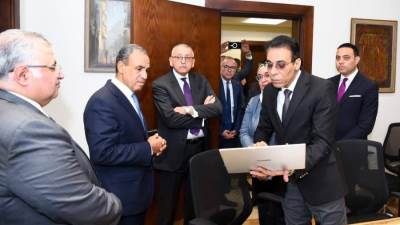 وزير الخارجية يتفقد خلية العمل المشكلة بالقطاع القنصلي لمتابعة أوضاع الجاليات المصرية بالمنطقة