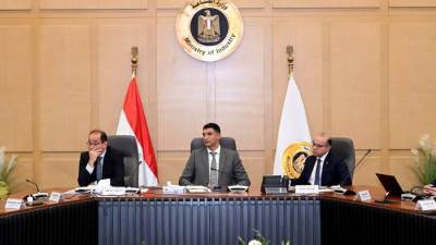 وزير الصناعة يبحث مع وزيري الاستثمار والتجارة الخارجية والمالية محاور البرنامج الوطني لتنمية صناعة السيارات