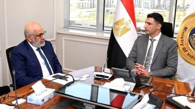 وزير الصناعة يبحث مع المدير التنفيذي لمجموعة الدول العربية في البنك الدولي سبل التعاون