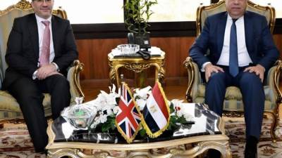  وزير الطيران المدني يستقبل السفير البريطاني بالقاهرة لتعزيز أطر التعاون المشترك في مجال النقل الجوي