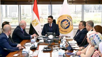 وزير الصناعة يبحث مع شركة بولاريس للتطوير الصناعي خطط التوسع بالمناطق الصناعية وجذب استثمارات جديدة
