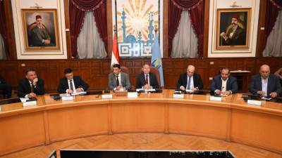 وزير الصناعة ومحافظ القاهرة يعقدان حواراً مفتوحاً ومباشراً مع مستثمري منطقة شق الثعبان الصناعية لحل مشكلات المنطقة ويسلمان 44 عقداً للمستثمرين المقننة أوضاعهم