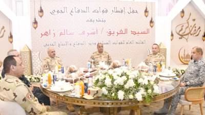 وزير الدفاع والإنتاج الحربى يلتقى مقاتلى قوات الدفاع الجوى ويشاركهم تناول وجبة الإفطار