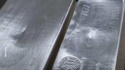 «مركز الملاذ الآمن»: الدولار يرفع أسعار الفضة محليًا رغم خسائر أسبوعية حادة عالميًا