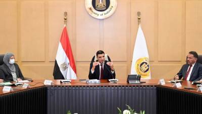 وزير الصناعة يعقد اجتماعاً موسعاً مع قيادات الوزارة وممثلي شركة دي كود للاستشارات لبحث مستجدات استراتيجية الصناعة