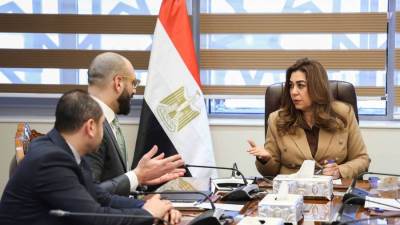 وزيرة التنمية المحلية والبيئة تتابع جهود تطوير ورقمنة بعض الخدمات المقدمة للمواطنين بالمحافظات